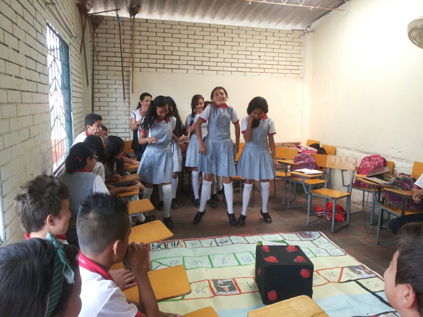 Estudiantes participando en un juego educativo en el salón de clase